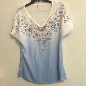 Reba White to Light Blue Ombre V-Neck Top with Coral and Navy Accents